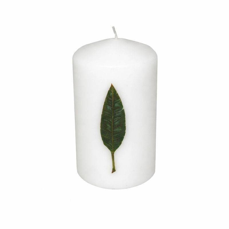 Bougie avec feuille de bananier – blanc | 13 cm de hauteur × 7 cm