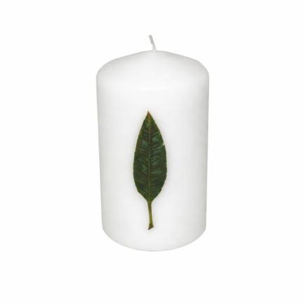 Candle with banana leaf – white | 13 cm high × 7 cm