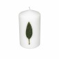 Candle with banana leaf – white | 13 cm high × 7 cm