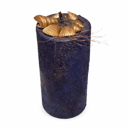 Kaars met gouden zeeschelpen – Sint Helena Blue– 15 × 7,5 cm
