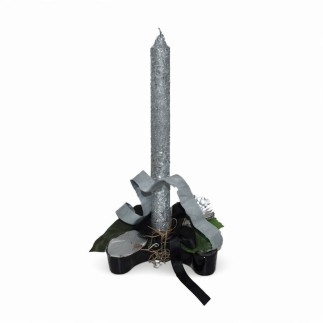 Bougie argentée dans un arrangement floral en céramique – objet décoratif