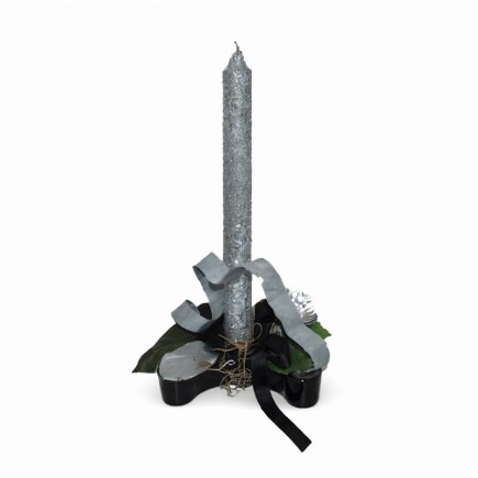 Zilveren kaars in keramisch bloemstuk – decoratief object