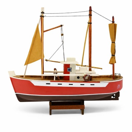 Bateau miniature en bois rouge – 30 cm longueur