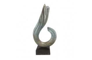 KL007 has a strong yet refined presence