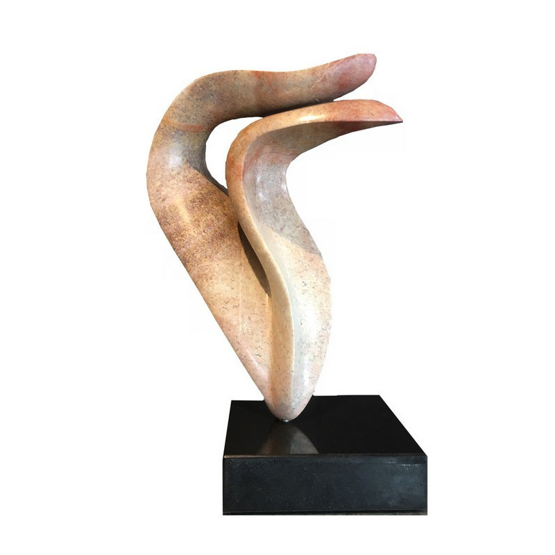 KL005 voelt als een moment van verbondenheid in steen.