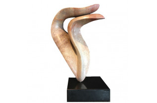 KL005 voelt als een moment van verbondenheid in steen.