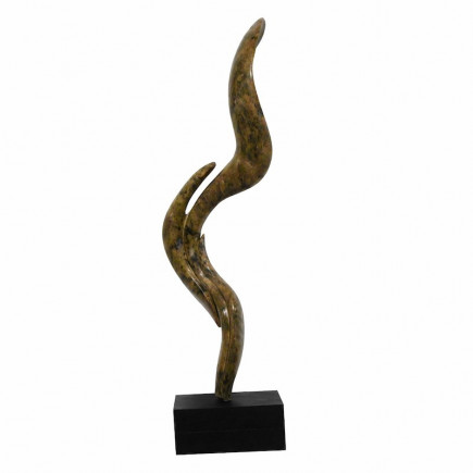 KL014 voelt als een bevroren beweging in steen.