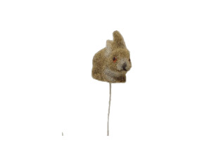 Liggend vilten konijntje op ijzerdraad 5 x 7 cm – zacht paasaccent met natuurlijke uitstraling
