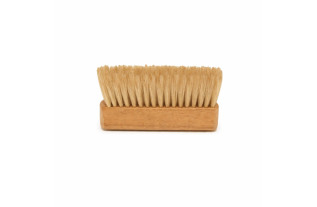 Small soft brush – precise dust removal after sanding