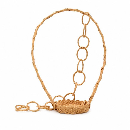 Panier suspendu en osier avec chaîne – détail naturel