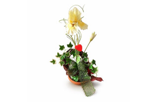 Bloemstuk met iris in rond terra cotta schaaltje – hoogte 37 cm