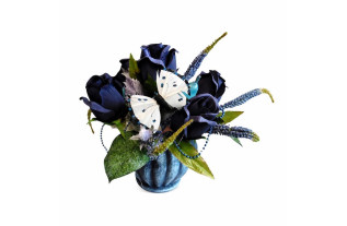 Blauw bloemstuk in pot met vlinder
