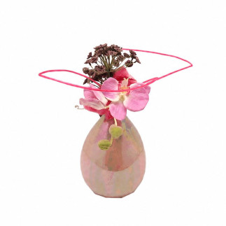 Composition florale rose avec orchidée dans un vase nacré