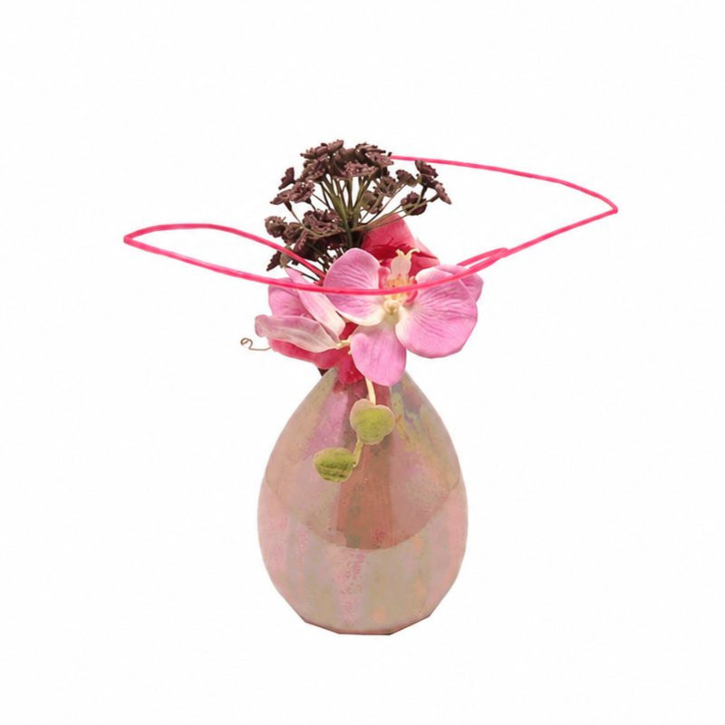 Roze bloemstuk met orchidee in parelmoer vaas
