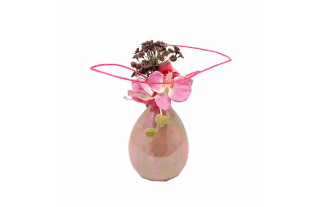 Roze bloemstuk met orchidee in parelmoer vaas