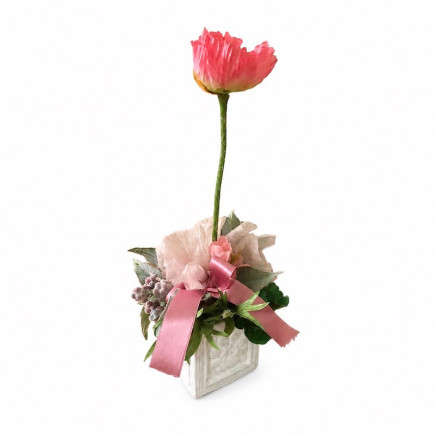 Flower arrangement with berries in ceramic pot
