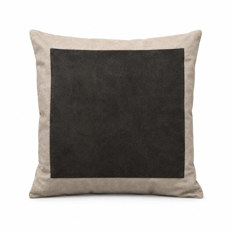 Housse de coussin brune avec bordure en lin