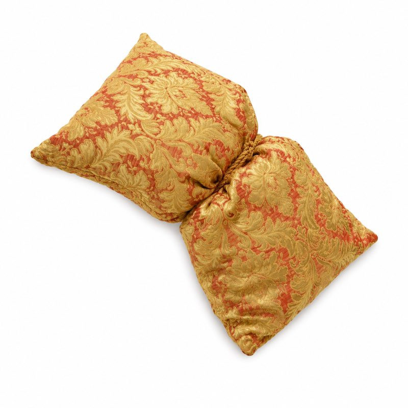 Sierkussen rood met goud 67 × 40 cm – Klassieke luxe met een warme uitstraling