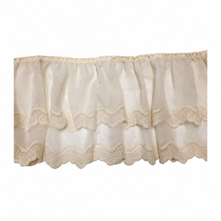 Ecru voile ruffle with two overlapping layers and scalloped embroidered lace, 33 cm high.