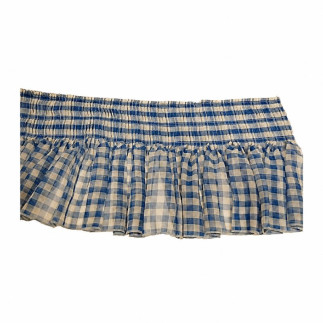 Blauw-wit geruite voile ruche met een breed gerimpeld bovengedeelte en golvende onderstrook, 26 cm hoog en 150 cm lang.
