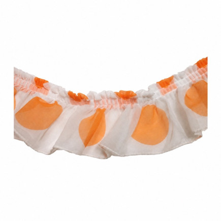 Witte gerimpelde ruche met grote oranje cirkels en een fijn afgewerkte onderrand, breedte 6 cm.