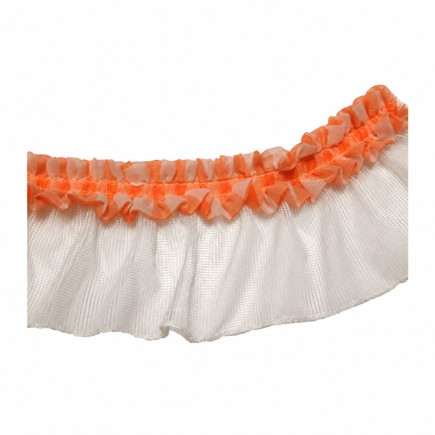Witte marquisette ruche met een open weefstructuur en een oranje gerimpelde sierband langs de bovenkant.