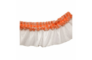 Volant en marquisette blanche au tissage ajouré avec un galon froncé orange le long du bord supérieur.