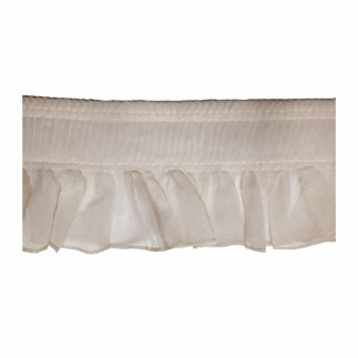 Ecru voile ruche met een breed gerimpeld bovengedeelte, horizontale stiknaden en een golvende onderstrook.