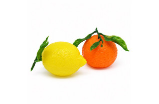 Citron et mandarine décoratifs en plastique avec des feuilles vertes, présentés ensemble sur fond blanc.