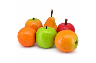 Set van zes decoratieve kunststof vruchten in rood, groen en oranje, met appels en een peer, op een witte achtergrond.