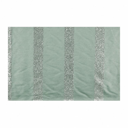 Gordijnstof Peyote Green combineert een zachtgroene basis met glanzende paillettenstrepen.