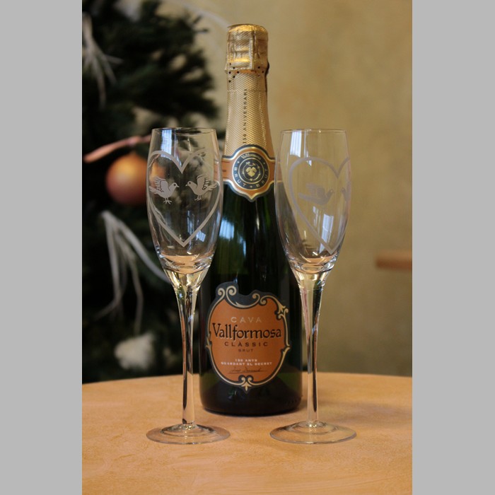 verre de champagne avec des colombes