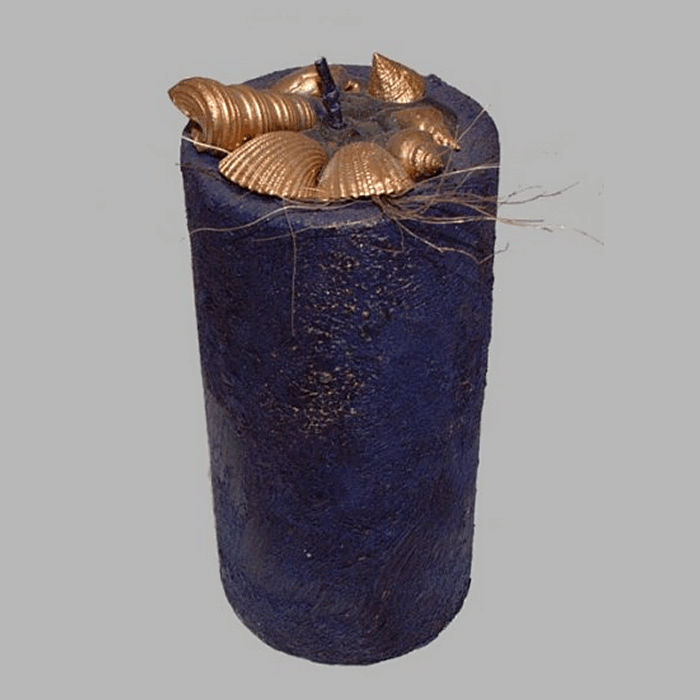 kaars met gouden zeeschelpen kleur blauw 15 cm hoog 7.5 cm