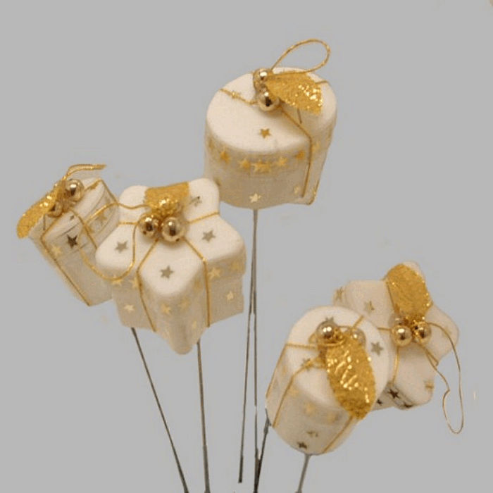 kerst cadeautjes op draad wit en goud 23 cm 6 stuks