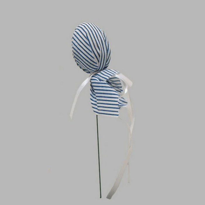 paasei met strik op ijzerdraad kleur wit blauw 4 x 6 cm