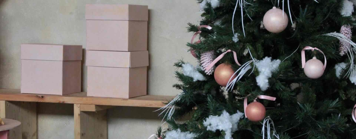 Painting Your Own Rosé Gold Christmas Baubles: Stylish, Soft and Completely Decoration